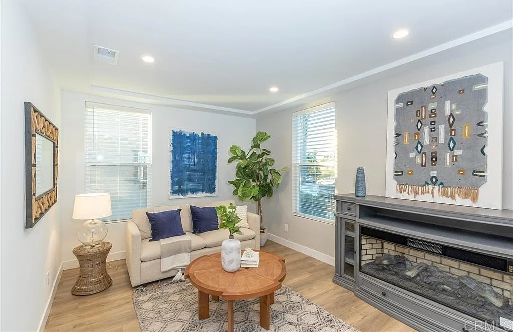 3 bed, 1100 sqft, $3,895 — Photo 2