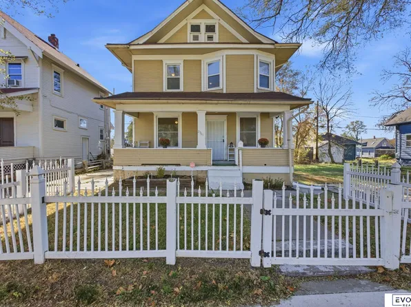 2561 Pinkney St, Omaha, NE 68111
