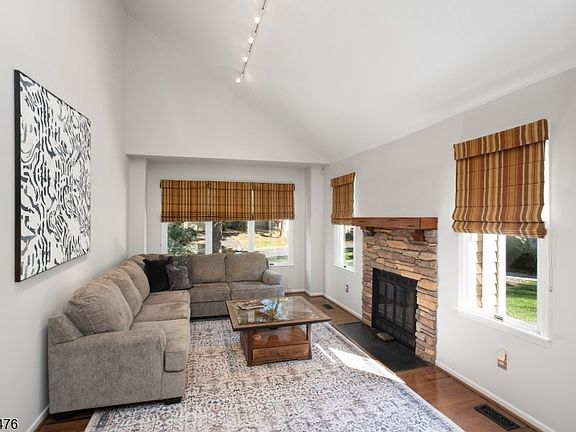 3rd image of 5 Eton Ct