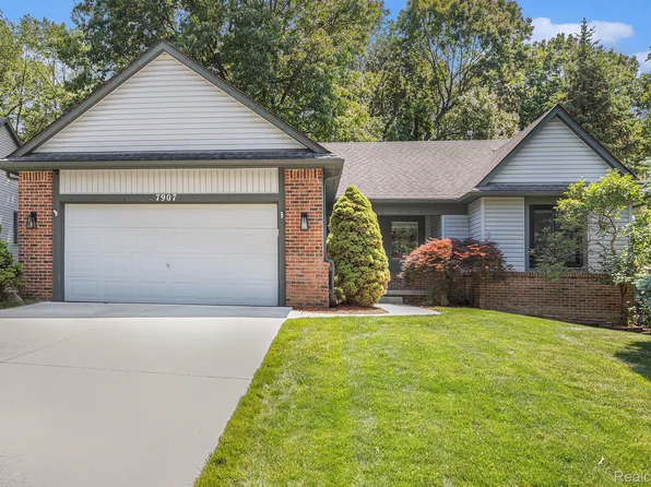 7907 Hoffman Dr, Waterford, MI 48327