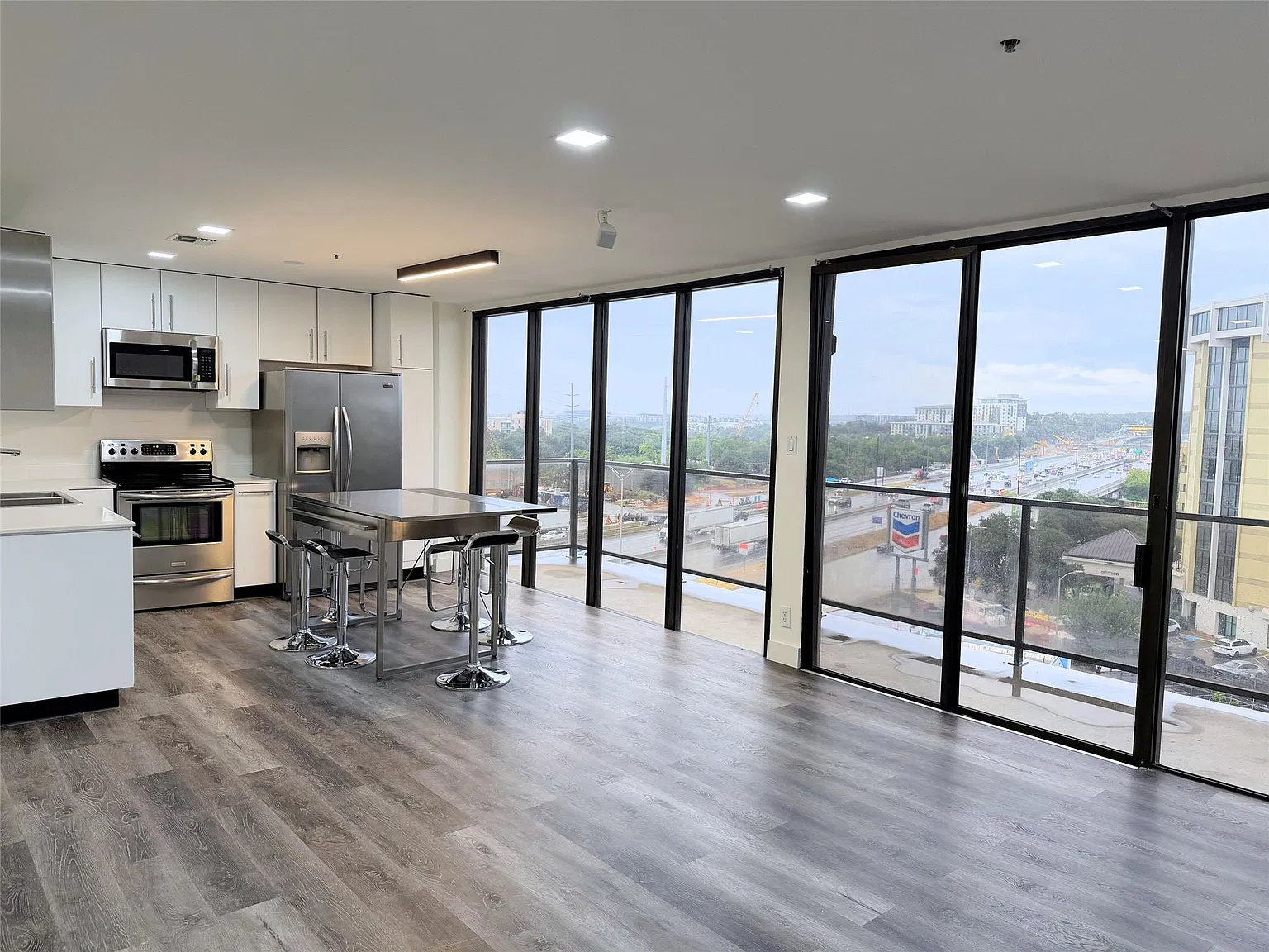 3 bed, 2.0 bath, 1360 sqft, $2,900 — Photo 4