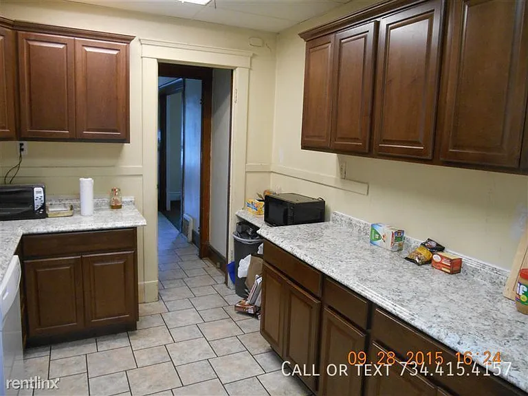 1002 Packard St — Photo 16