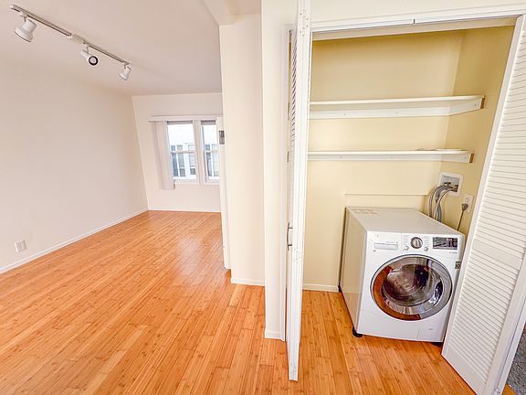 2nd image of 935 Euclid St APT 8