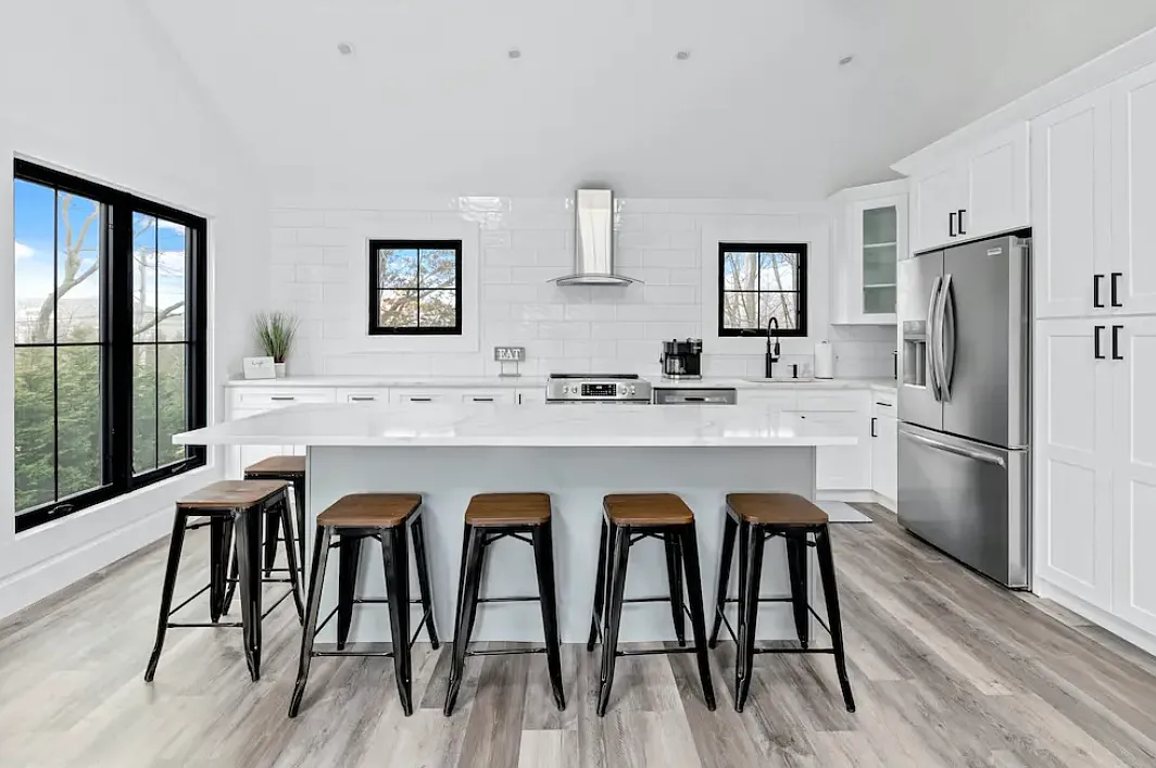 Full Renovated 5-Bedroom, 3-Full Bath, Pool, walk to beach, resta — Photo 4