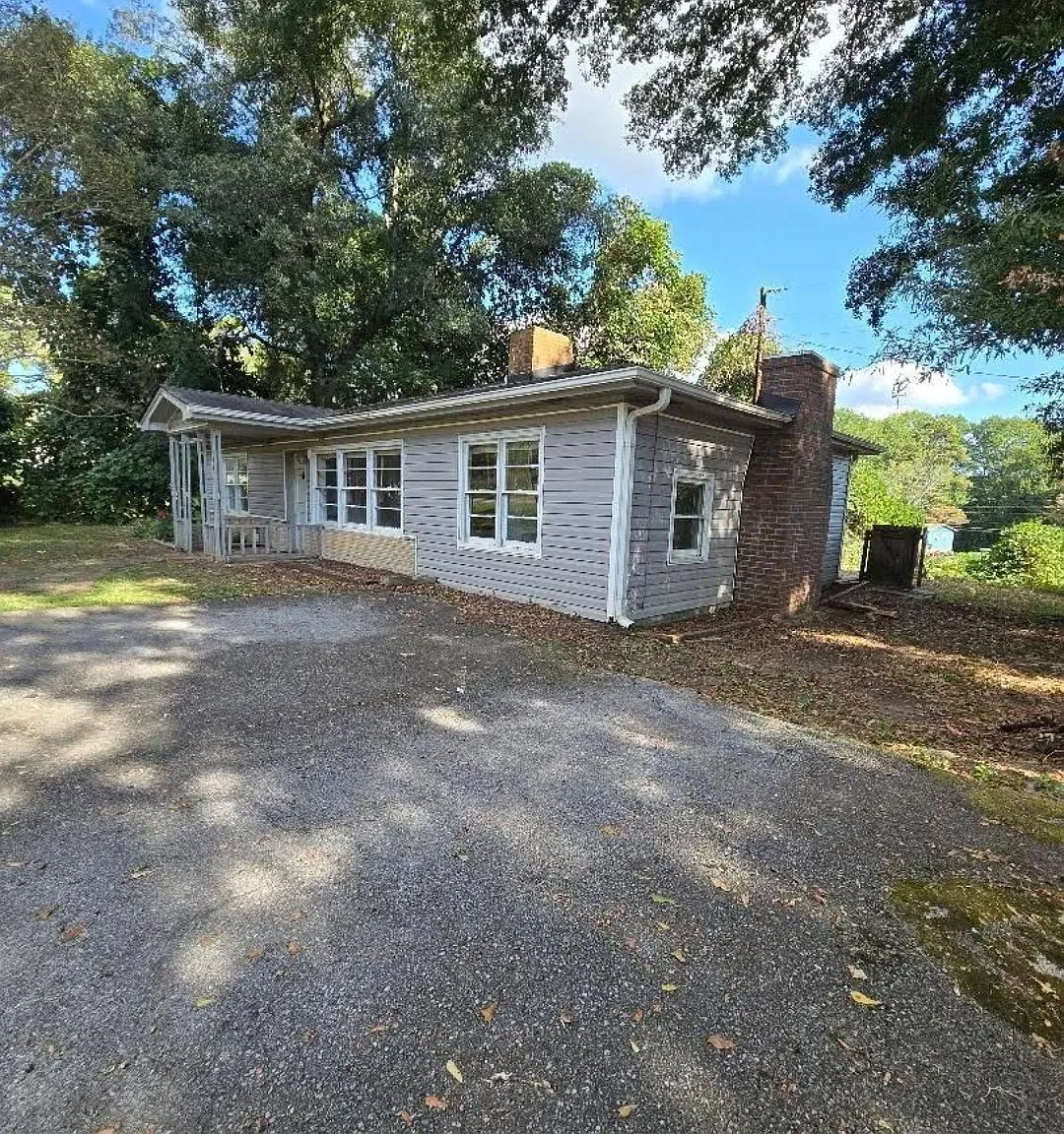 3 bed, 1056 sqft, $1,500 — Photo 2