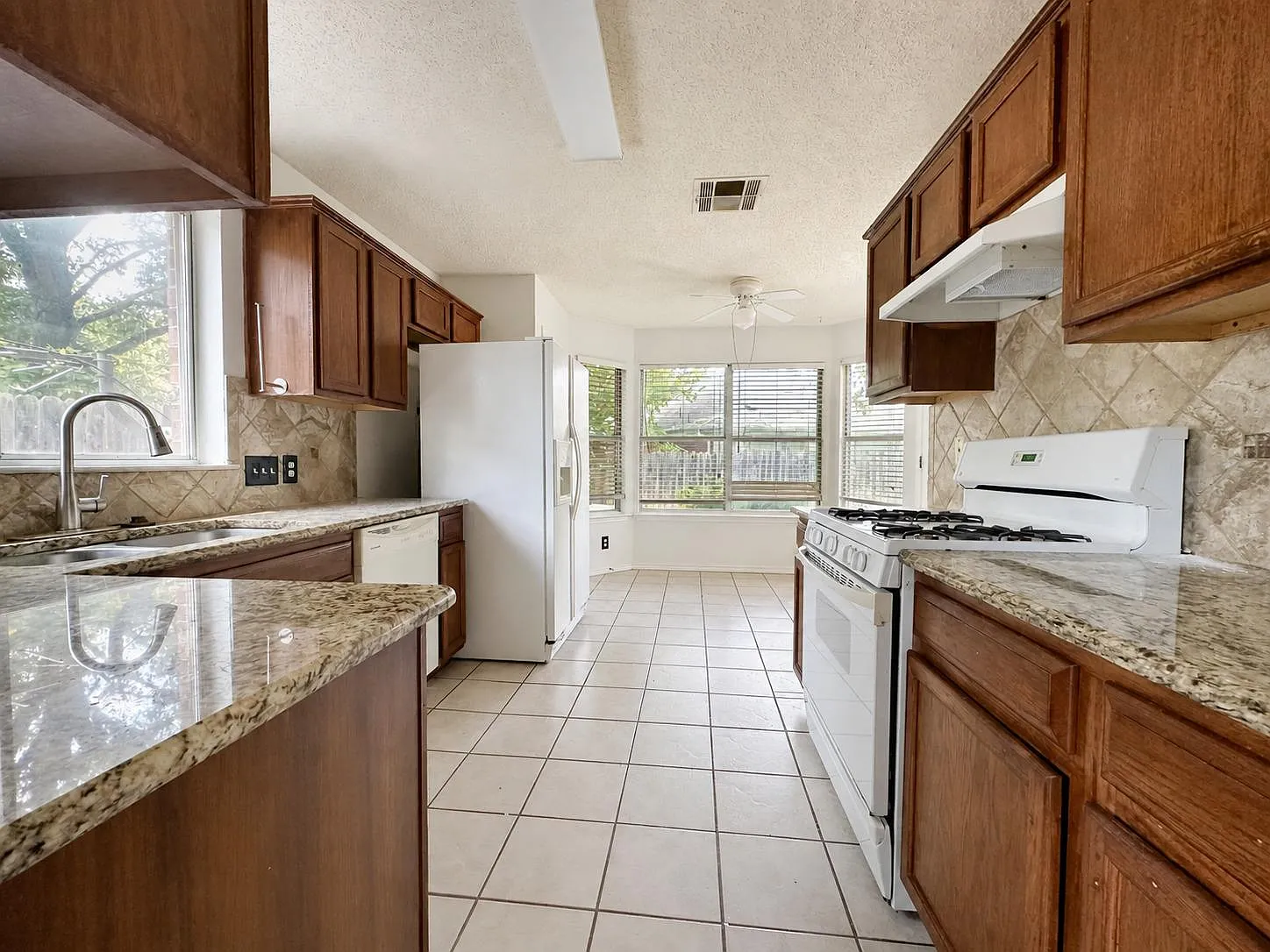3 bed, 2.0 bath, 1553 sqft, $1,850 — Photo 3