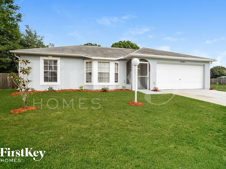 2201 Wagonwheel Ave SE — Photo 2