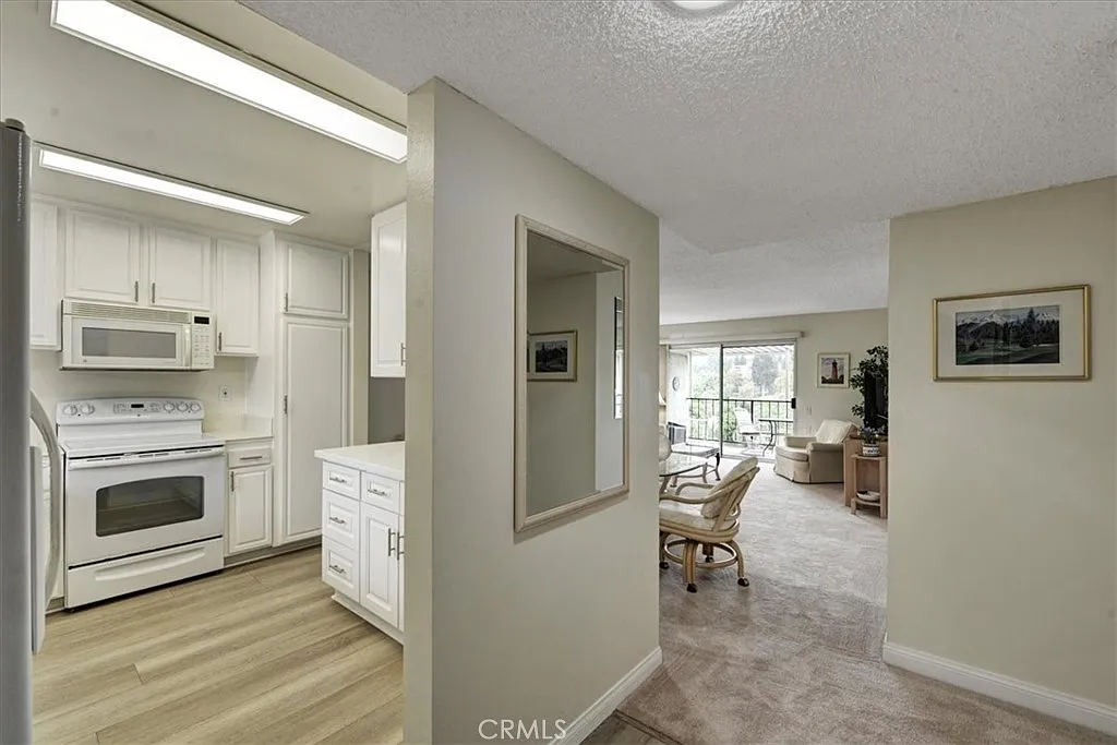 2 bed, 875 sqft, $2,600 — Photo 4