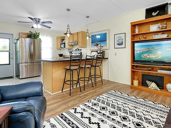 5th image of 810 Channel Acres Rd