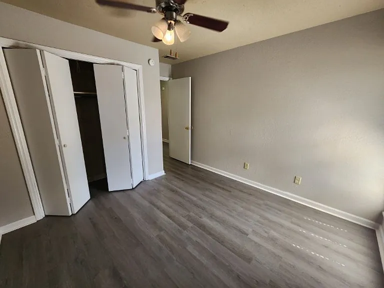 Barton Oaks Apartments — Photo 7