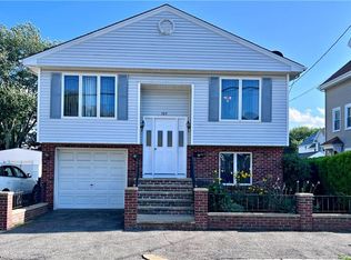 107 Robinson Ave, Pawtucket, RI 02861