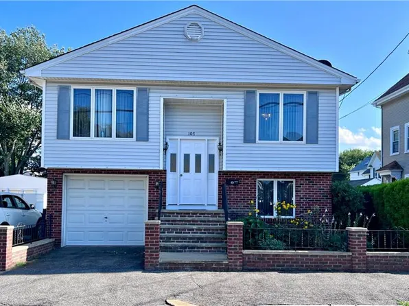 107 Robinson Ave, Pawtucket, RI 02861