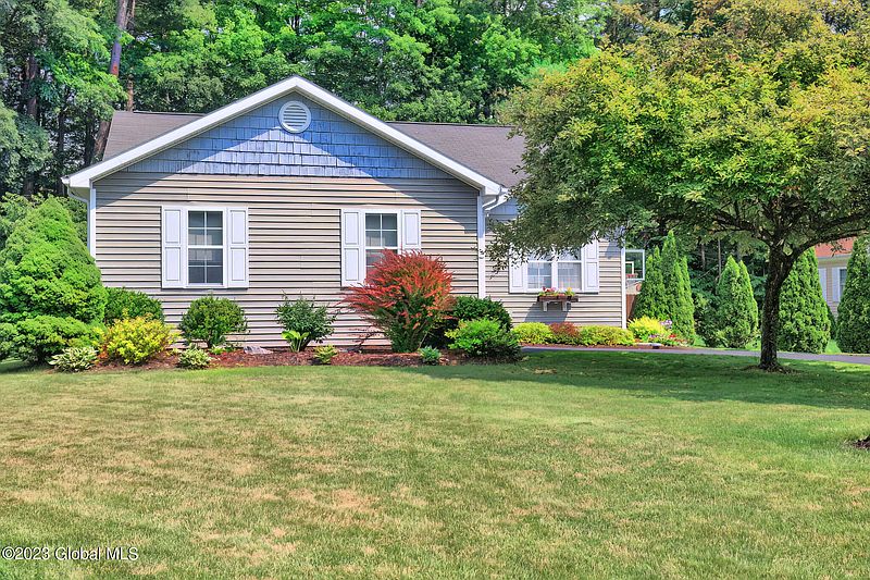 5th image of 22 Woodthrush Court