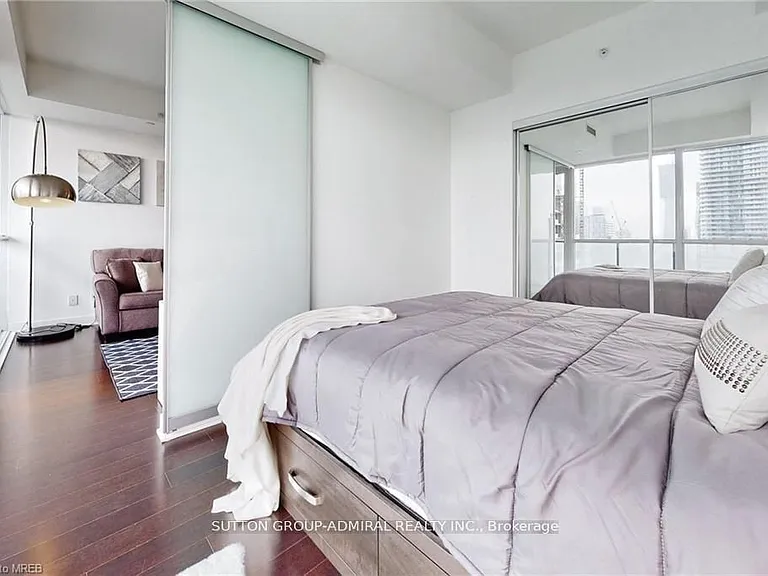 15 Grenville St #3706 — Photo 7