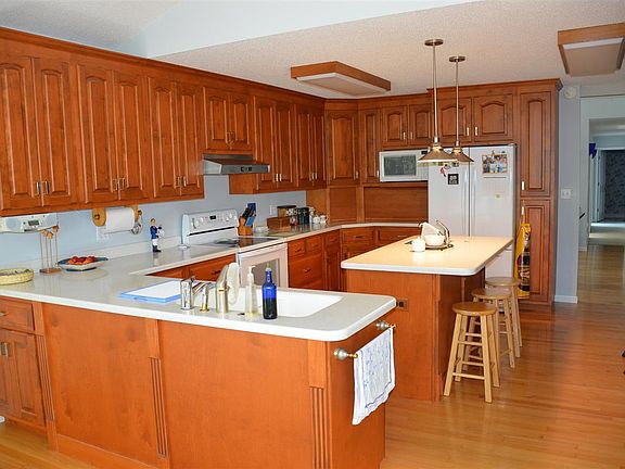 4th image of 535 Brookdale Dr