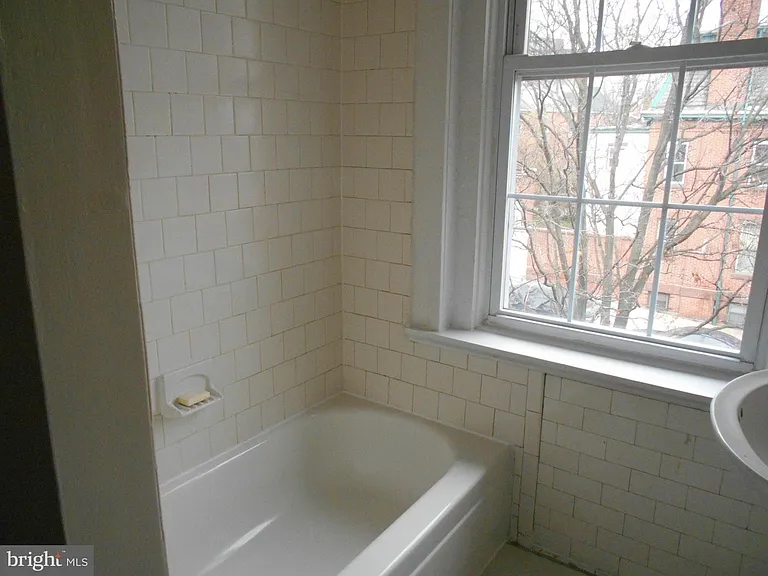 2228 Mount Royal Ter #F — Photo 7