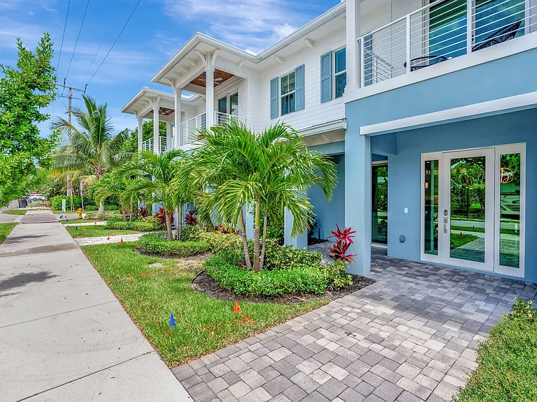 4695 SE Manatee Way — Photo 3