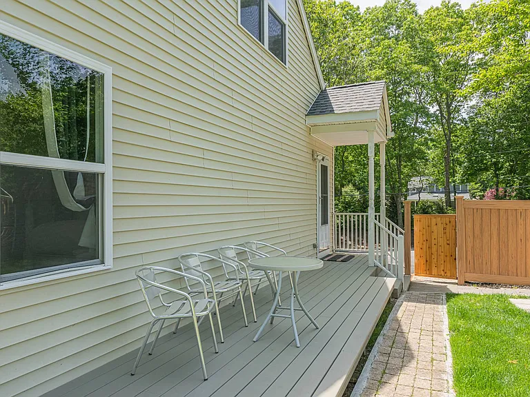 10 Hunters Ln — Photo 8