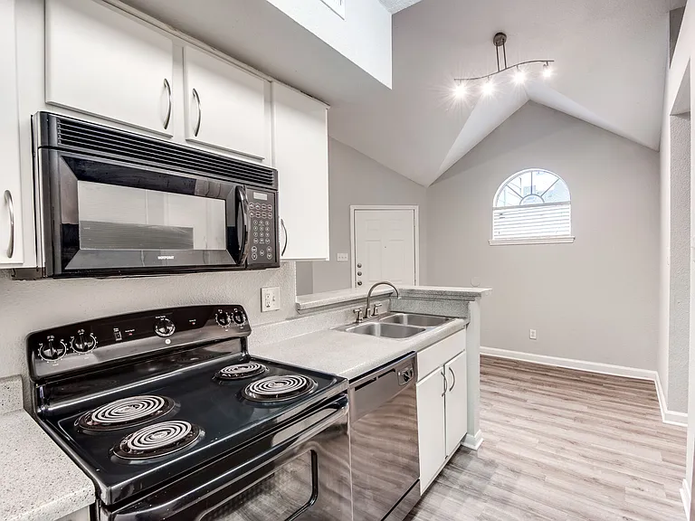 14135 Champions Dr — Photo 1