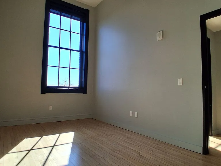 215 N Webster Ave — Photo 6