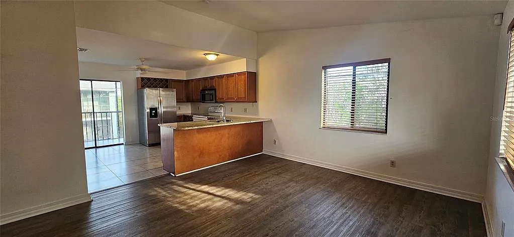 2 bed, 2.0 bath, 858 sqft, $1,225 — Photo 2