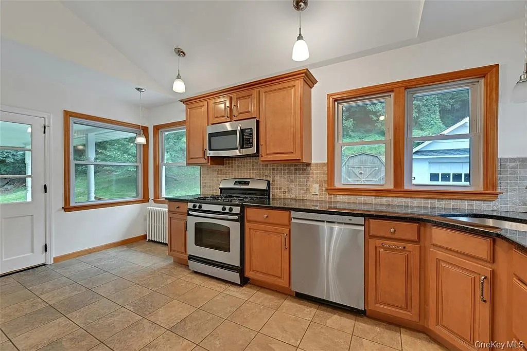 3 bed, 1375 sqft, $3,350 — Photo 2