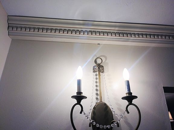 EXQUISITE CROWN MOLDING