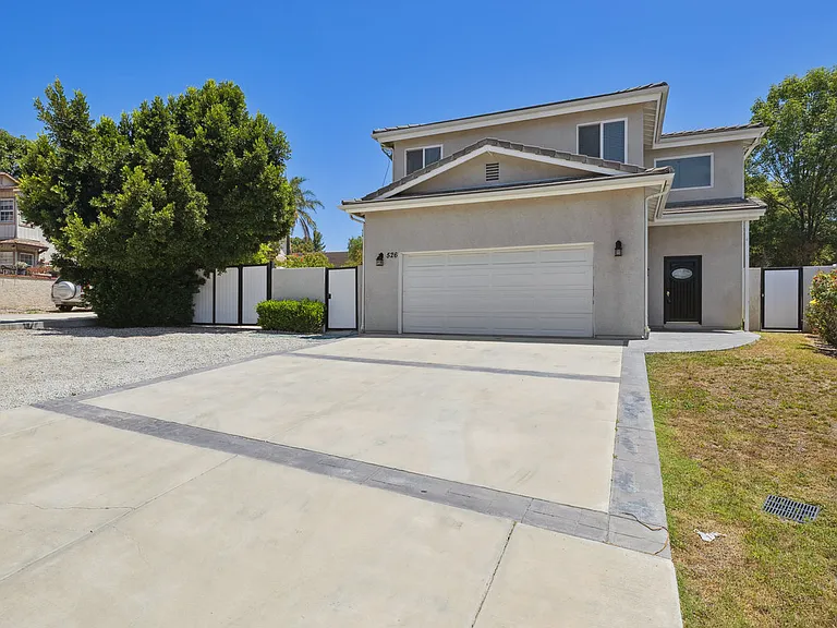 526 Houston Dr — Photo 2