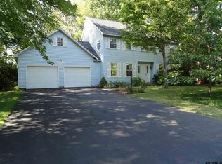 11 Shelbourne Ct, Niskayuna, NY 12309