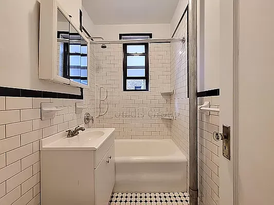 Rented by Bouklis Group | media 7