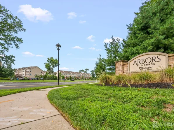 7 Larkspur Ln, Monroe Township, NJ 08831