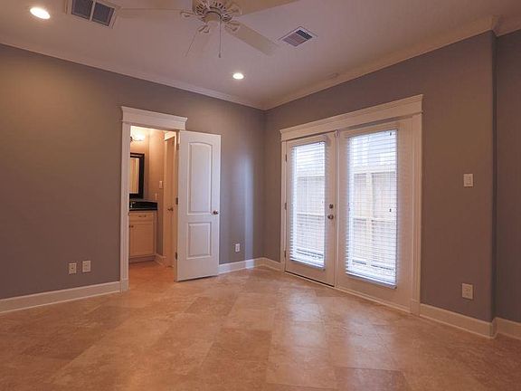Guest bedroom on 1st floor.