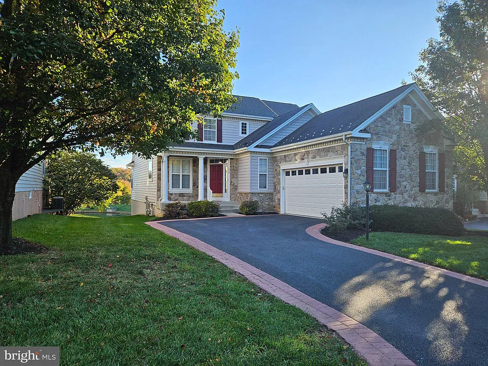 222 Whirlaway Ln