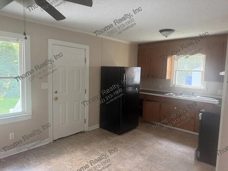 1024 Burt St — Photo 6