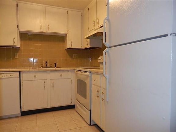 5th image of 215 Winter St APT 1E