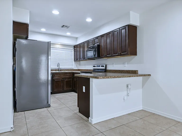 207 W Latona Rd — Photo 8
