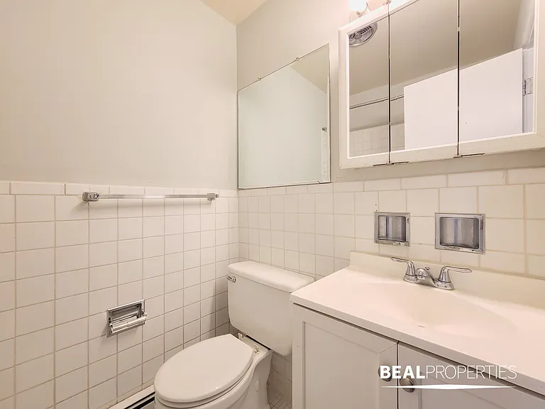 445 W Barry — Photo 165