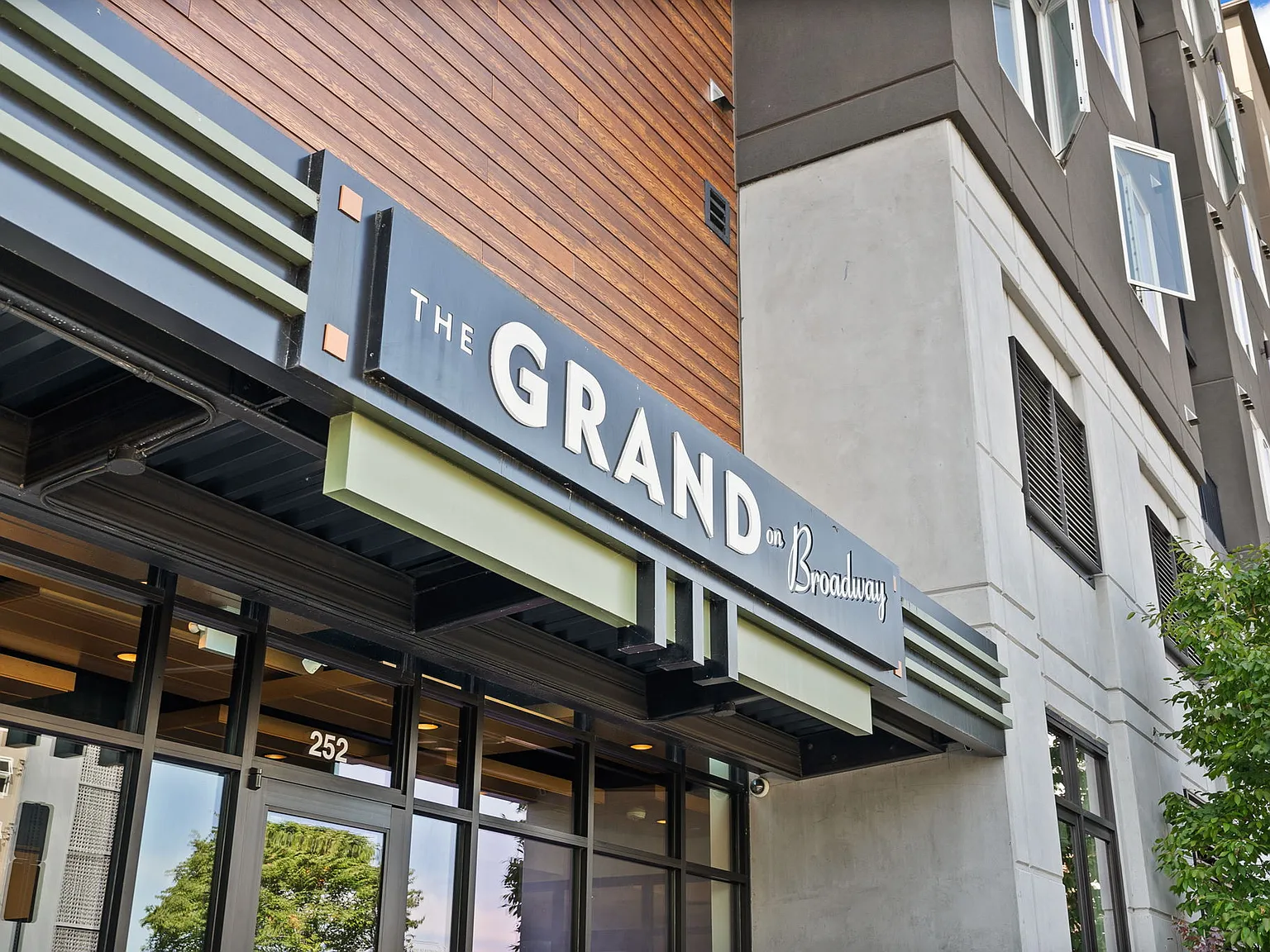 The Grand on Broadway — Photo 2