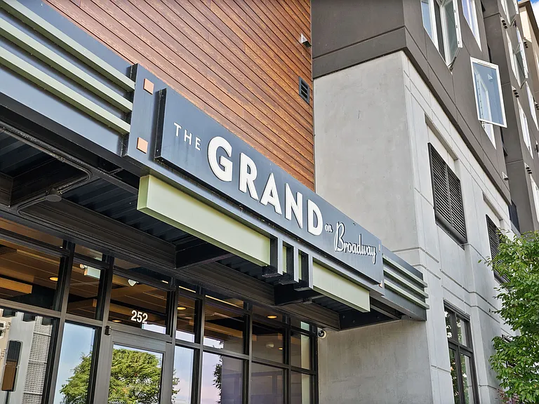 The Grand on Broadway — Photo 2