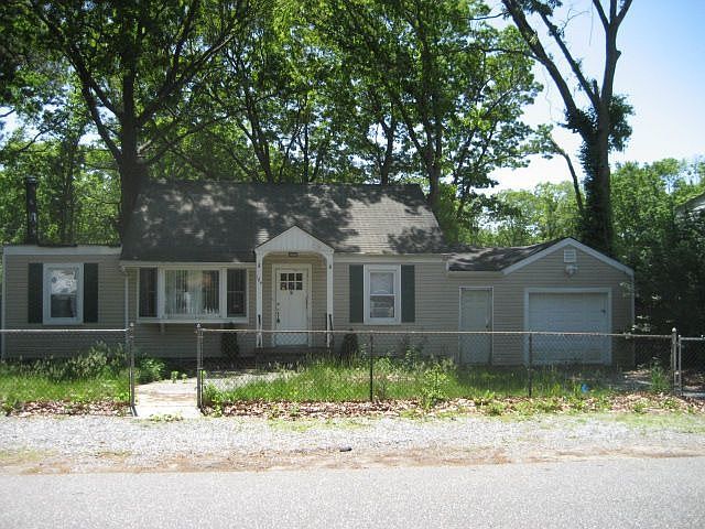 2nd image of 184 Moriches Ave