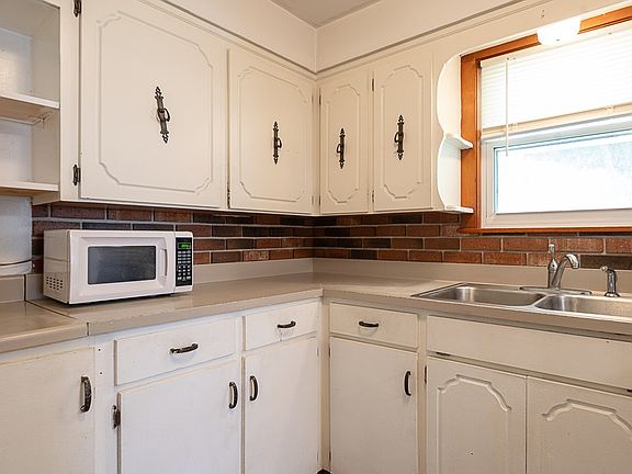 4th image of 412 Lee Ln