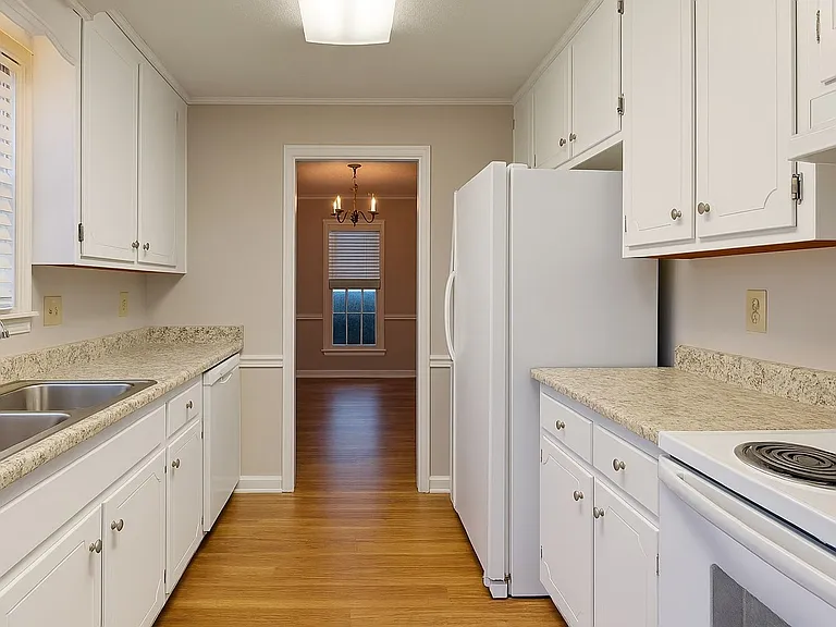 1806 Heatherton Dr — Photo 2