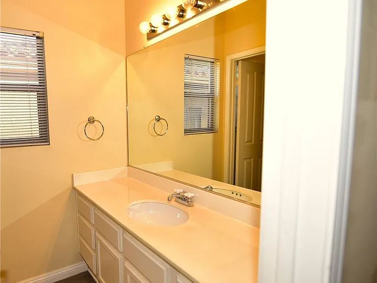 2090 Villa Del Lago Dr #B — Photo 17