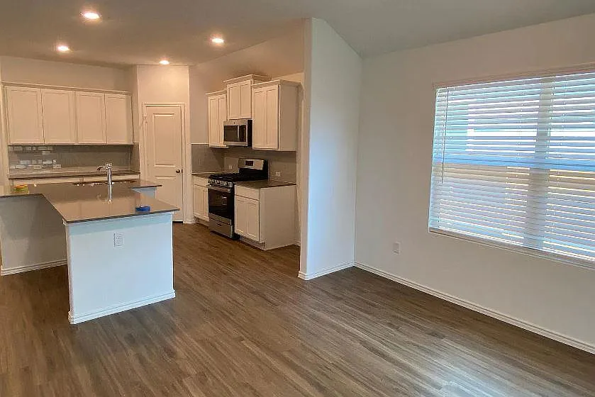 4 bed, 3.0 bath, 1971 sqft, $2,199 — Photo 4