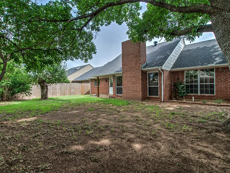 1817 Victoria Dr — Photo 43