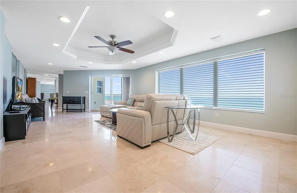 3 bed, 3.0 bath, 2545 sqft, $7,999 — Photo 4