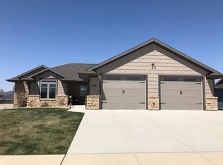 611 Pimlico Way, Epworth, IA 52045