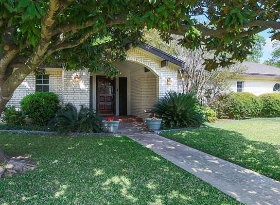 2nd image of 8904 Balcones Club Dr
