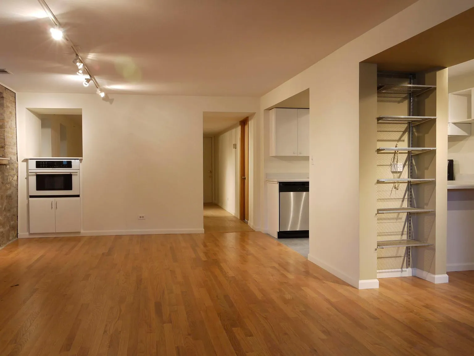 1 bed, 1200 sqft, $1,985 — Photo 3