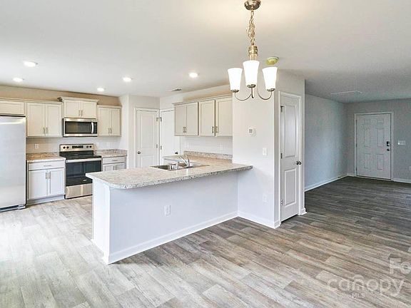 5th image of 188 Carriage Cove Cir